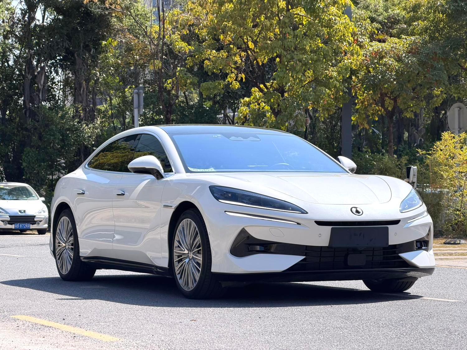 2024 Denza Z9 Used Sedan — image 1