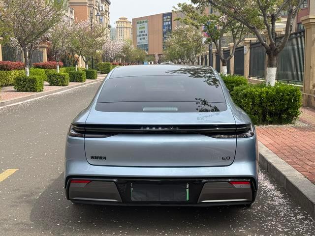 2025 Geely Galaxy E8 620km 四驱星舰激光雷达智驾版 Used SUV — image 1