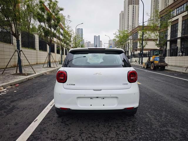 2024 Yiwei 3 挚爱版 330km Lite Used Hatchback — image 1